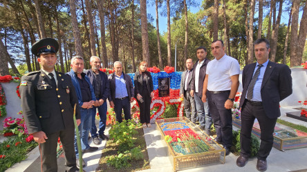 Konstitusiya və Suverenlik İli çərçivəsində Xocalı Rayon İcra Hakimiyyətinin nümayəndələri şəhid məzarlarını ziyarət etdilər